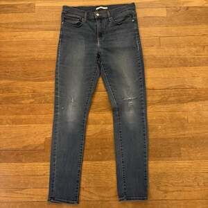 Levi's Slimming Skinny medium wash mid rise distressed jeans pants size 31
 b47